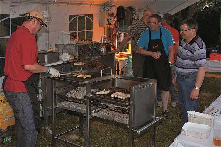 Ortschef Achim Hoffman am Grill mit seinem Team.