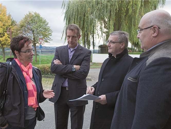 Ortschefin Karin Butter im Gespräch mit Bürgermeister Max Mumm, Landrat Dr. Alexander Saftig und Alois Astor vom Kreishaus.Privat