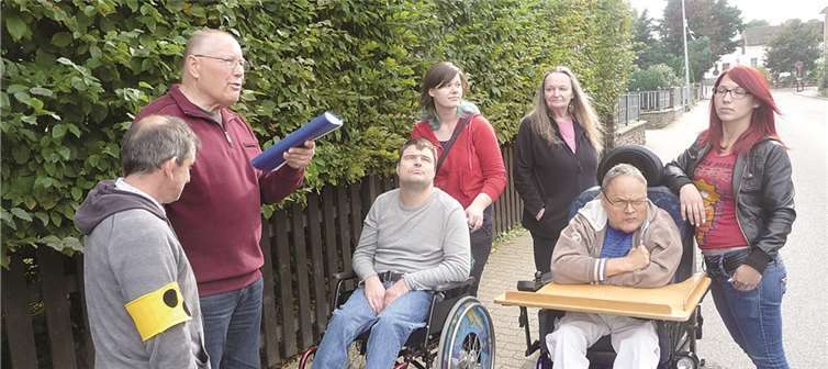 Ortschronist Gerhard Elingshäuser erzählte bei der Dorfführung viel Interessantes. privat