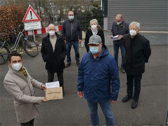 Ortsring Karthause traf sich mit OB David Langner an der Treppenanlage zur Simmerstraße: Der Vorsitzende des Ortsrings Rudolf Bader (vorne r.) dankte OB David Langner (vorne l.) dafür, dass nun endlich die Treppenanlagen zwischen Simmerner Straße und Finkenherd saniert werden. Bei dem Treffen dabei waren die Ortsringmitglieder (hinten von l.n.r.) Edgar Kühlenthal, Torsten Schupp, Elke Schlegel, Ulrich Hirsch und Harald ohl. Foto: Oliver Schupp