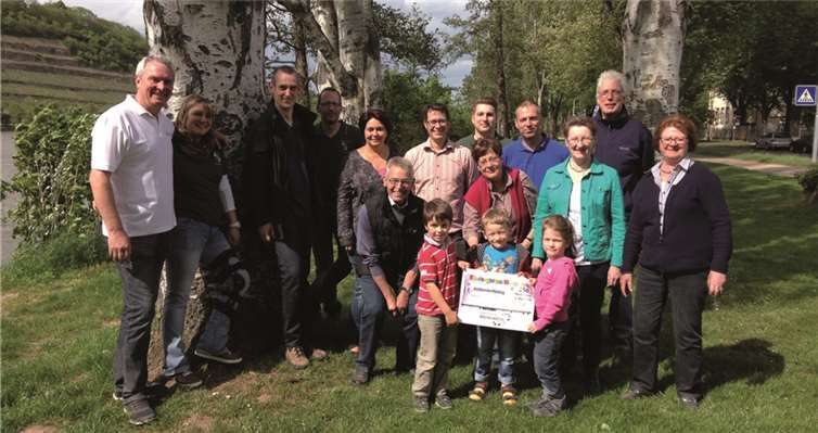 Ortsringvorsitzender Thomas Kirsch (l.) mit Vertretern des Ortsringes und des Moselweißer Kindergartens.