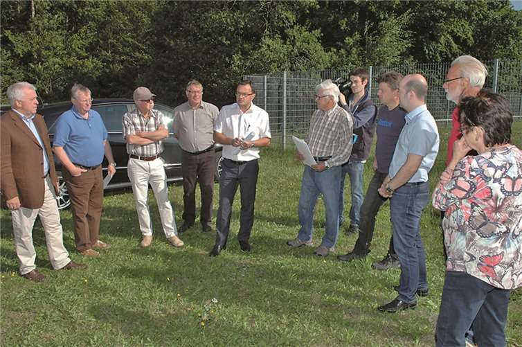 Ortstermin am Königsfelder Sportplatz: Bernd Cornely, Chef des LBM bei der Diskussion mit den Ortsvertretern der CDU. BL