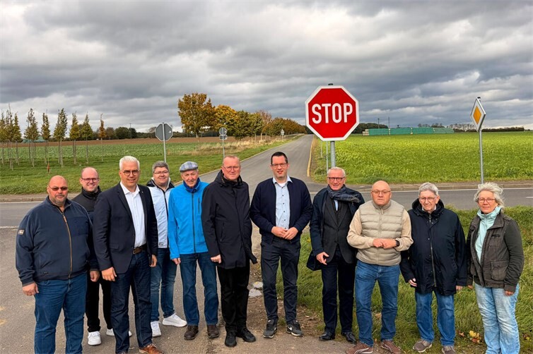 Ortstermin am Kreuzungspunkt zwischen Holzweiler und Esch – hier soll die neue  K 35 verlaufen – STOPP-Schilder für das Projekt müssen weg!