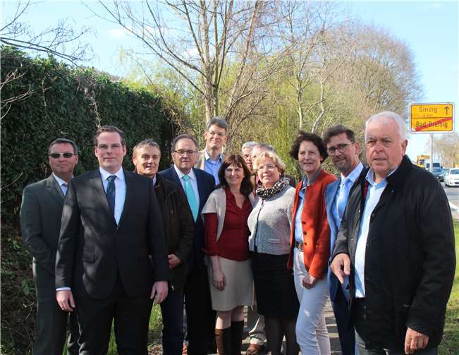 Ortstermin an der B9 mit dem üblichen Stau, ganz hinten Mitte MdB Patrick Schnieder.Fotos: KMI