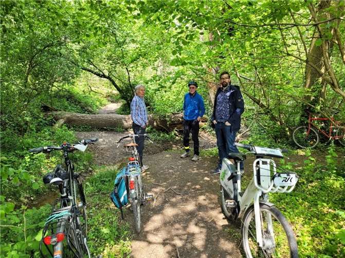 Ortstermin an der Grenze Ließem-Lannesdorf, v.r.n.l.: Christian Pohl (Gemeinde Wachtberg), Erwin Schweisshelm, Andreas Stümer (beide ADFC) Foto: ADFC-Wachtberg.