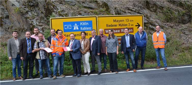 Ortstermin an der L 83 (von links): Stefan Oligschläger, Johannes Bell, Dominik Schmitz, Karl Gundert, Norbert Klapperich, Bernd Cornely, Alfred Schomisch, Gabi Müller-Dewald, Hans-Peter Nürnberg, Lothar Möhrke, Petula Schneider, Christian Müller, Lothar Bihldorf und Thomas Kneip.Fotos: BE