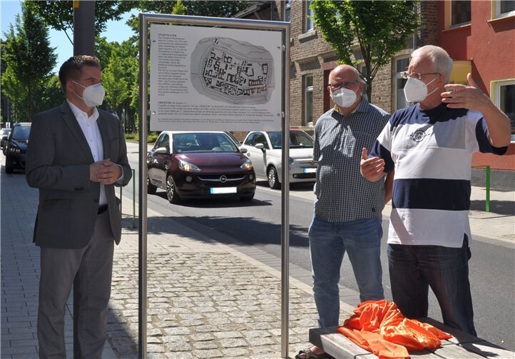 Ortstermin an der neuen Infotafel auf der Meckenheimer Hauptstraße, von links: Bürgermeister Holger Jung und zwei der Initiatoren, Joachim Clever und Hans-Erich Jonen. Foto: Stadt Meckenheim