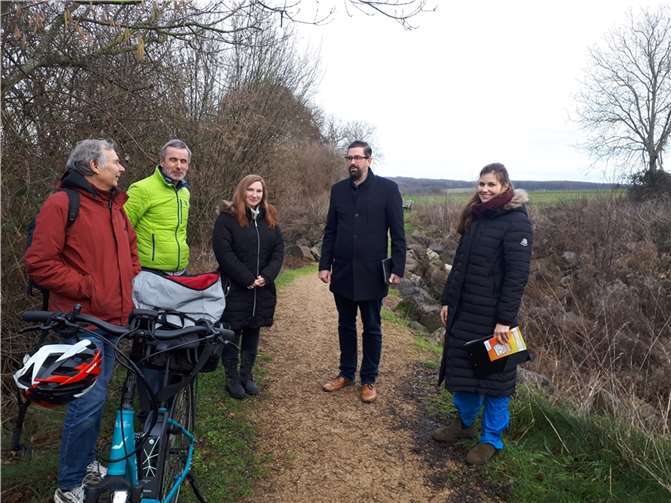 Ortstermin auf dem „Kernbachweg“ (v.l.n.r.: Andreas Stümer, Jörg Landmann, Vanessa Beyer, Mobilitätsbeauftragte der Gemeinde Wachtberg, Christian Pohl, Chantal Linke). Foto: ADFC-Wachtberg