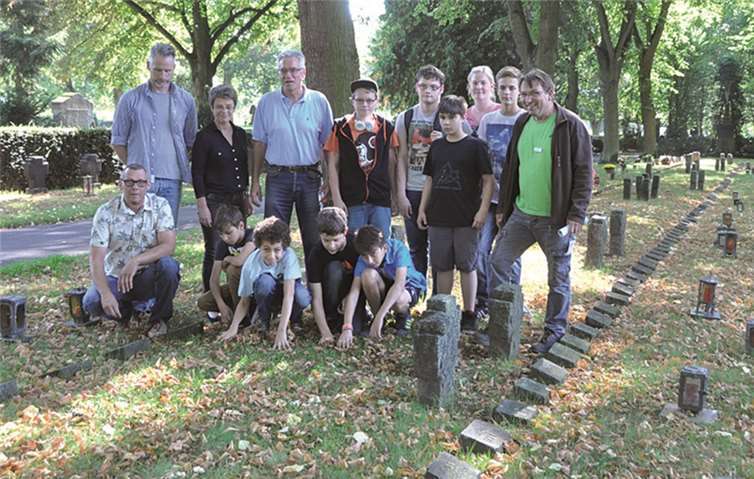 Ortstermin auf dem Mayener Friedhof. Einweisung der Jugendlichen. BS
