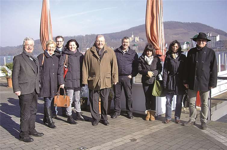 Ortstermin auf der Rheinpromenade (v. r.): Leo Bell, Katja Bell-Bodenbach, Nina Fuchs, Manfred Schmitz, Karl-Heinz Bernardy, Nicole Groß, Sebastian Goerke, Anneliese Schwickert und Bernd Lang. privat