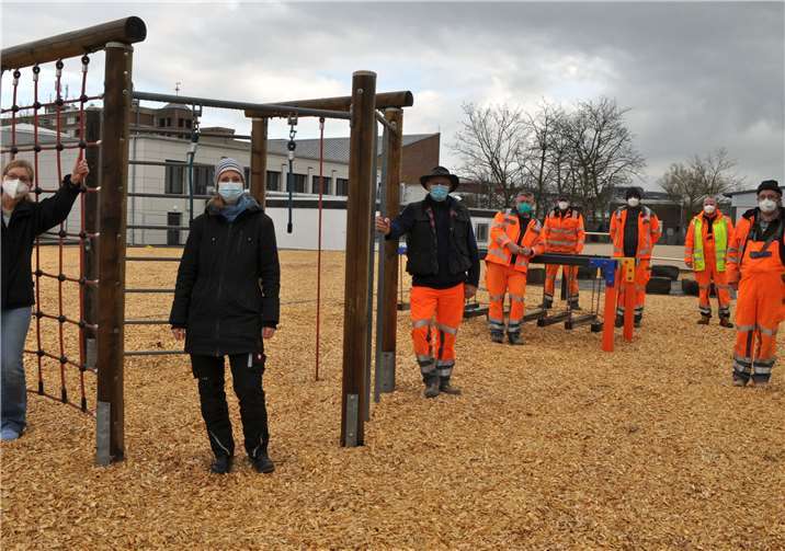 Ortstermin auf der wiederhergestellten Außenfläche, von links, Schulleiterin Barbara Bienentreu, Projektleiterin Sarah Nohr und das Team des Baubetriebshofes Wilhelm Wiebe, Mirosch Hildebrandt, Robert Janz, Thomas Arndt, Andreas Jülich sowie Eric Tiedemann. Foto: Stadt Meckenheim