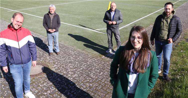 Ortstermin der Grafschafter CDU auf dem Kunstrasenplatz Leimersdorf.Foto: privat