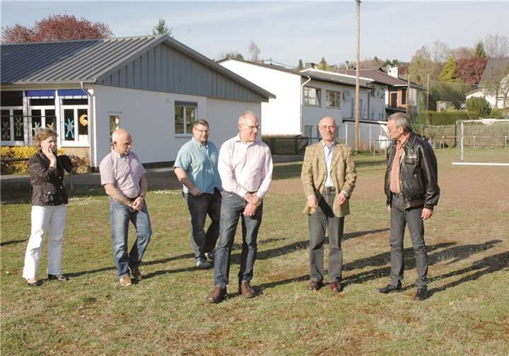 Ortstermin der Kandidaten am Sportplatz in Ohlenberg.  Privat