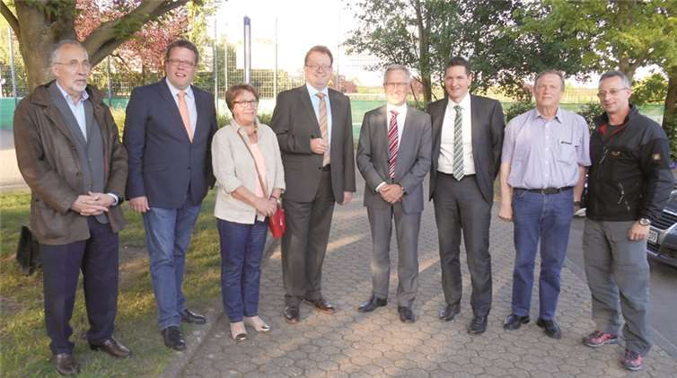 Ortstermin des MYK-Teams in Weitersburg: Ortsverbandsvorsitzender H.-J.Wolf, Gemeindeverbandsvorsitzender J.Hilden, Kreistagskandidatin R.Mennicken, Kreistagsfraktionsvorsitzender G.Moesta, Landtagsabgeordneter J.Doetsch, Kreistagskandidat M.Helbach, Stadtbürgermeisterkandidat G.Jung, Kreistagskandidat A.Bock.privat