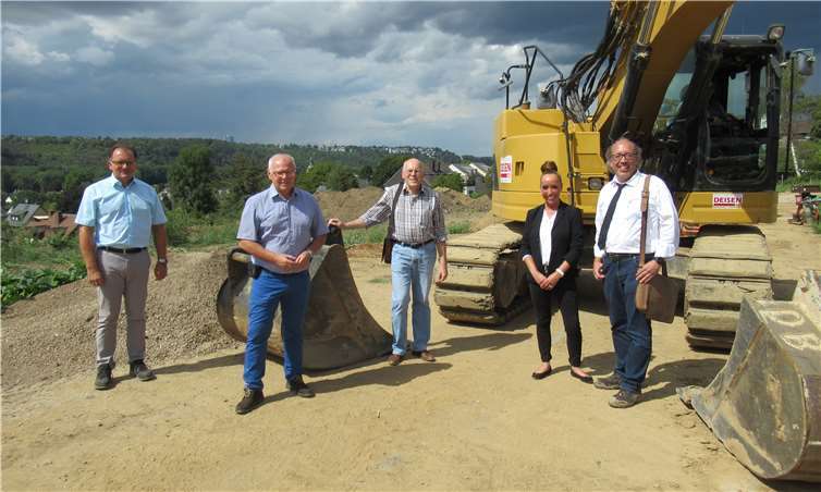 Ortstermin im neuen Baugebiet (v.l.): Thomas Becher, OB Peter Labonte, Winfried Hoß, Jutta Karst und Oliver Karst beim Vor-Ort-Termin im Baugebiet. Fotos: Stadtverwaltung Lahnstein