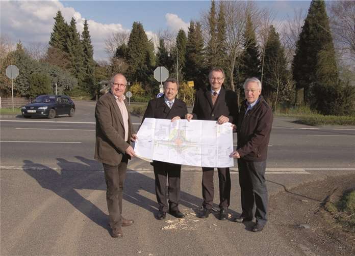Ortstermin in Bonefeld (v. r.): Ortsbürgermeister Claus Gördes, Landrat Rainer Kaul, Verbandsgemeindebürgermeister Hans-Werner Breithausen und Wilfried Rüdig von der Kreisverwaltung Neuwied. privat