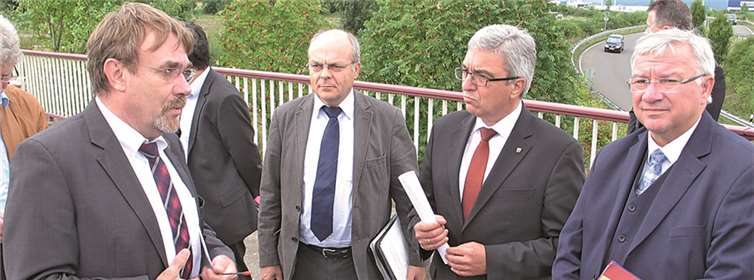 Ortstermin in Koblenz: LBM-Geschäftsführer Bernd Hölzgen, Jürgen Czielinski, Leiter der Koblenzer Wirtschaftsförderung, Innenminister Roger Lewentz und OB Joachim Hofmann-Göttig. Stadt Koblenz