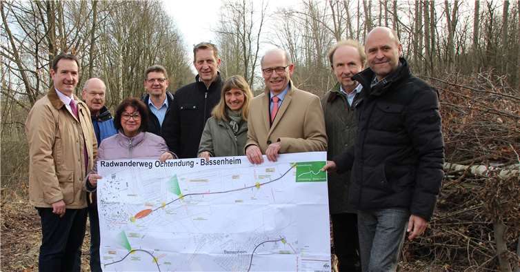 Ortstermin in Ochtendung mit Thomas Przybylla, Erster Beigeordneter der Verbandsgemeinde Weißenthurm, Paul Esch (Verbandsgemeinde Maifeld), Ortsbürgermeisterin Rita Hirsch, Fachbereichsleiter Rolf Bleser, Bürgermeister Maximilian Mumm, Diplom-Biologin Andrea Herzberg, Bürgermeister Georg Hollmann, Planer Jürgen Dumont und Ingenieur Michael Faßbender (v.l.).  privat