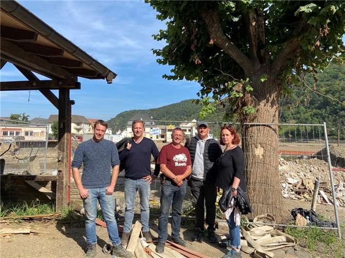 Ortstermin in Rech mit, von links, Oliver Schell (Winzer und Inhaber Weingut O. Schell), Hendrik Voß (Produktionsleiter UFA Show & Factual), Gerhard Schreier (1. Beigeordneter Ortsgemeinde Rech), Guido Reinhardt (Produzent UFA Serial Drama) und Anke Molzberger (Line Producer UFA Serial Drama).Foto: DU
