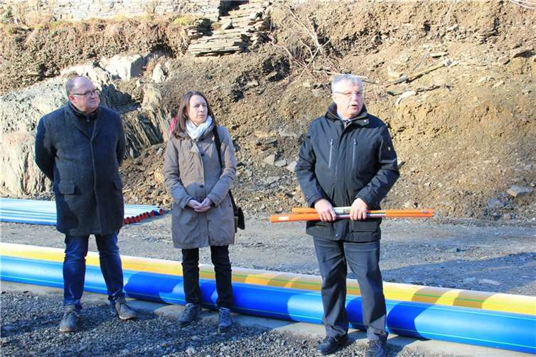 Ortstermin in der Nähe des Altenahrer Straßentunnels: (von links) Guido Nisius, Cornelia Weigand und Theo Waerder vom Zweckverband Wasserversorgung Eifel-Ahr.