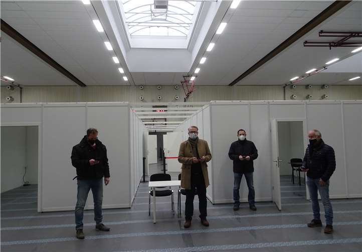 Ortstermin mit Maximilian Mumm (links), Sachbearbeiter Marc Daub (rechts) von der VG Maifeld sowie Projektleiter Axel Richter und Techniker Markus Serra von der Firma The Cloud Networks. Foto: VG Maifeld