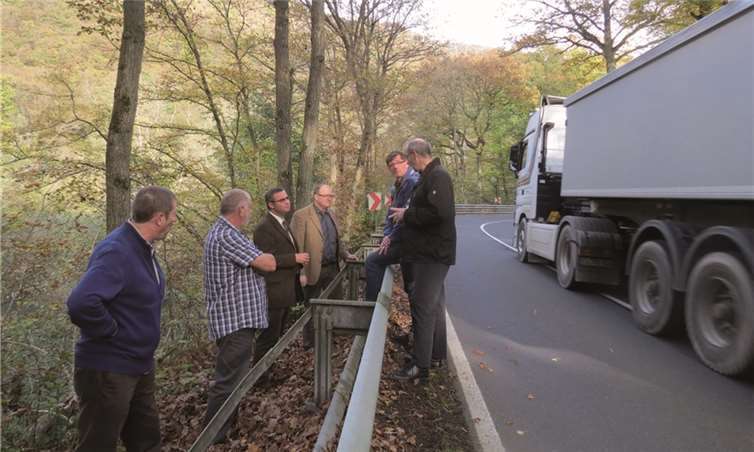 Ortstermin mit MdL Horst Gies im vergangenen Herbst. Für Radfahrer ist die L73 vor allem neben Lkw-Verkehr gefährlich eng. VG Adenau