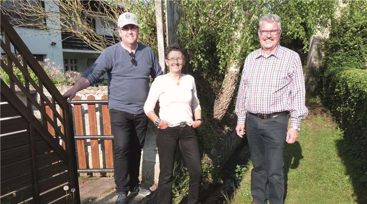 Ortstermin mit Ralf Kraut (Vorsitzender des SPD-Ortsvereins und Stadtbürgermeister Hans Peter Ammel am Kellbach hinter dem Grundstück von Kornelia Barz. Foto: Privat