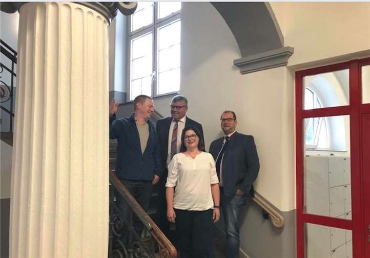 Ortstermin mit (v.l.) Holger Oster, Kreisimmobilienmanagement, Kreisbeigeordneter Michael Mahlert, Christine Aßmann, stellvertretene Schulleiterin des Rhein-Wied-Gymnasiums, und Rüdiger David, Leiter des Kreisimmobilienmanagements. Foto: privat