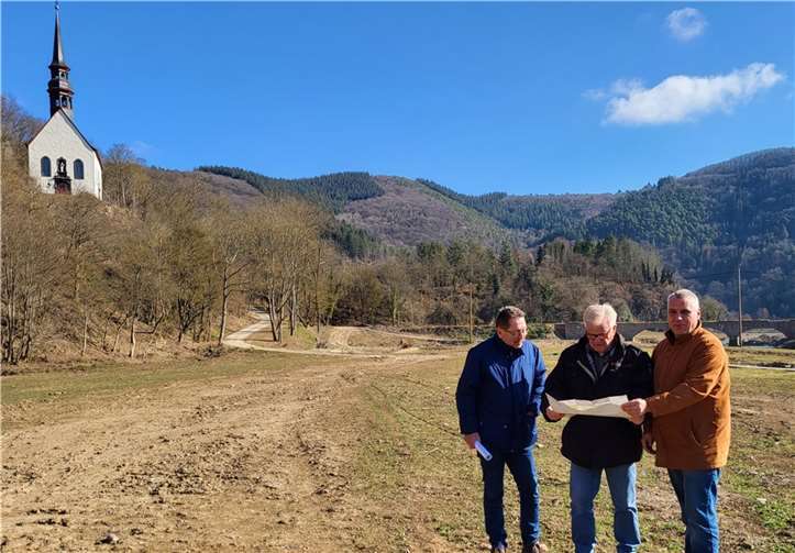 Ortstermin unterhalb der Pützfelder Wallfahrtsapelle- 1. Beigeordneter Karl-Heinz Hermes, Bürgermeister Walter Radermacher und 2. Beigeordneter Guido Galle (v.l.n.r.).  Foto: Arno Furth