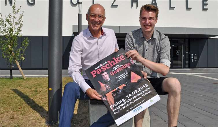 Ortstermin vor der Jungholzhalle: Bürgermeister Bert Spilles und Bernard Paschke präsentieren das Veranstaltungsplakat. Stadt Meckenheim