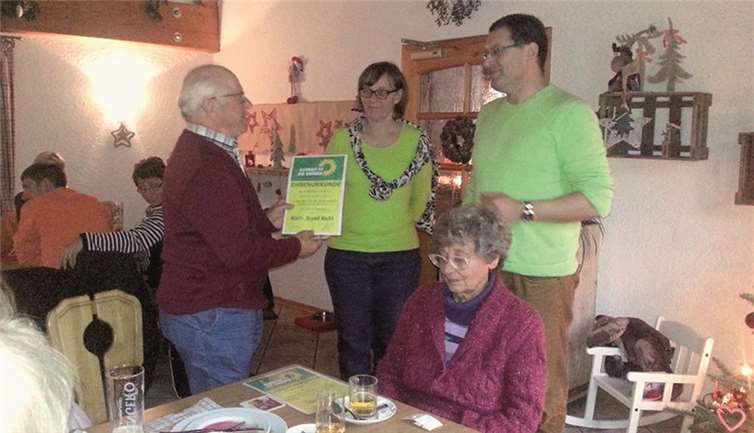 Ortsverbands-Sprecherin Katharina Raue und -Sprecher Peter Nebenführ bei der Ehrung von Gisela und Karl-Josef Kohl. privat