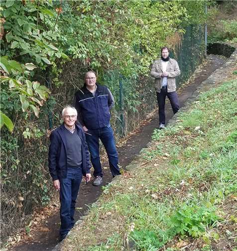 Ortsverbandsvorsitzender Georg Schuhen mit den Vorstandskollegen Martin Monzen und Thorsten Dreistein-Faustmann auf dem Fußweg. Foto: privat