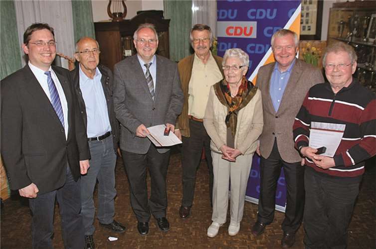 Ortsverbandsvorsitzender Markus Blank (1.v.li.) und Bürgermeister Reiner Kilgen (2.v.re.) zusammen mit den Jubilaren des CDU-Ortsverbands Heimbach-Weis/Block.privat