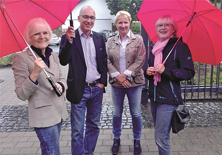 Ortsvereinsvorsitzende Erdmute Rebhan und Vize-Bürgermeisterin Heidi Wiens (beide mit SPD-Schirm) zusammen mit Bürgermeister Bert Spilles und Ehefrau. privat