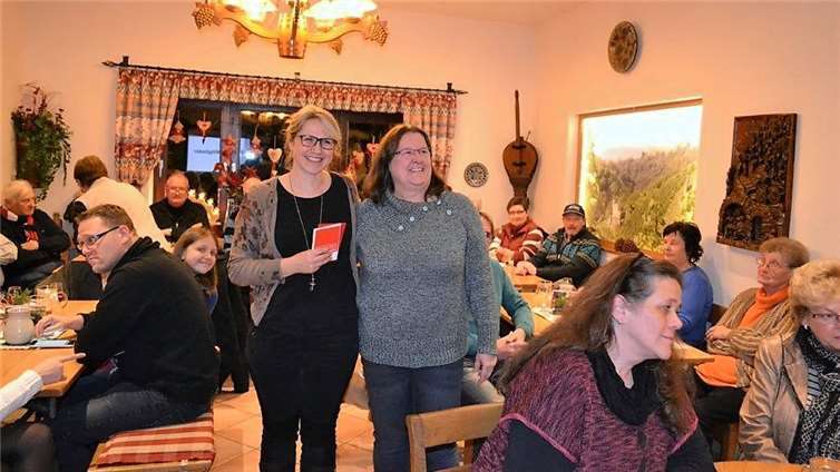 Ortsvereinsvorsitzende Marion Mühlbauer bei der Parteibuchübergabe.privat