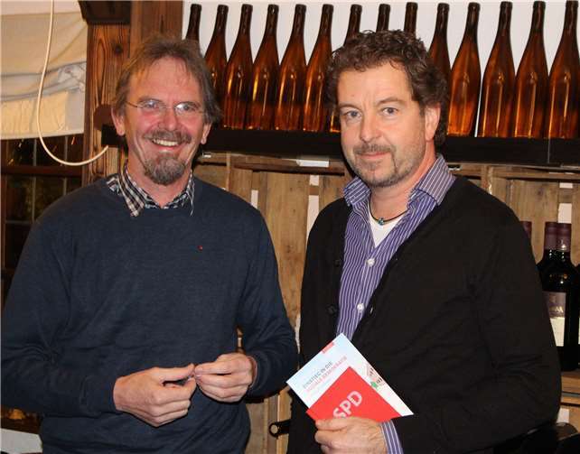 Ortsvereinsvorsitzender Bernhard Reuter (li.) erörterte mit den anwesenden SPD-Mitgliedern aus Unkel die Lage der SPD nach der Bundestagswahl.privat