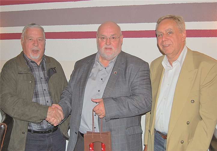 Ortsvereinsvorsitzender Dieter Klöckner , MdL, (Mitte) bedankt sich gemeinsam mit dem neuen Vorsitzenden der AG 60 plus Heino Witt beim langjährigen AG 60 plus Vorsitzenden Hubert Becker für sein außergewöhnliches Engagement. privat