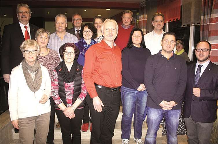 Ortsvereinsvorsitzender Dieter Korf (hinten links) und Referent Benjamin Grescher (vorne rechts) dankten Georg Birkenbach (Mitte) und den übrigen Mehrfachspendern. DL