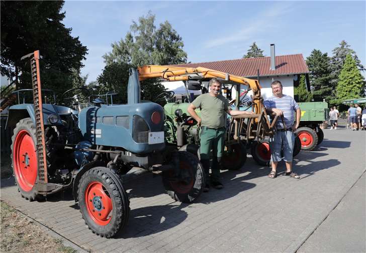 Ortsvereinsvorsitzender Helmut Paterno und Zeugwart Ralf Gebauer vor der Traktorparade. Fotos: CEW