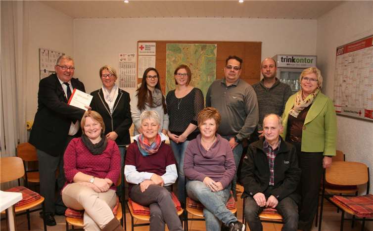Ortsvereinsvorsitzender Karl-Heinz Bernardy (links) und Stadtbürgermeisterin Gabriele Hermann-Lersch dankten diesen Blutspendern für 10 bzw. 25-maliges Blutspenden.