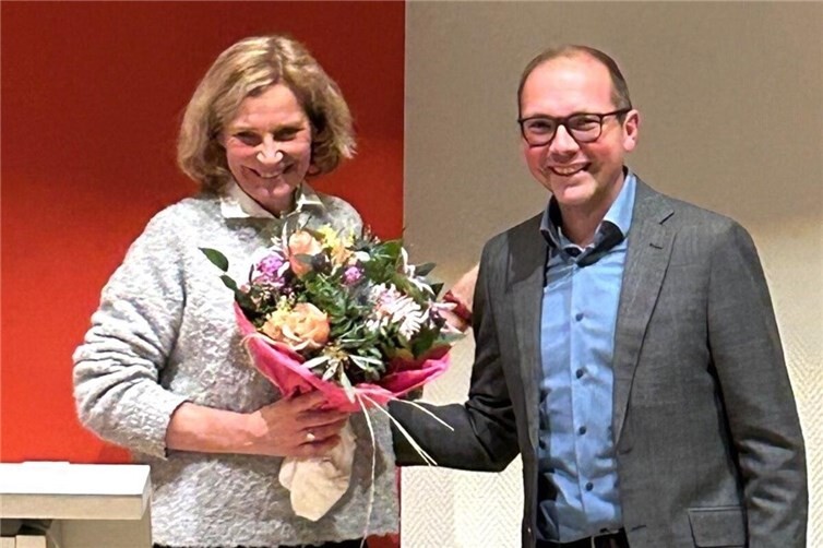 Ortsvereinsvorsitzender Martin Lips bedankt sich bei Gastrednerin Dr. Anna Köbberling, MdL. Foto: SPD-Ortsverein Koblenz-Süd/Martin Schlüter