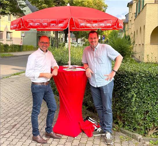 Ortsvereinsvorsitzender Martin Lips und Vorstandsmitglied Martin Schlüter beim Treffpunkt-Süd-Infostand am Oberwerther Weberplatz. Foto: SPD-OV Koblenz-Süd / Peter Stein