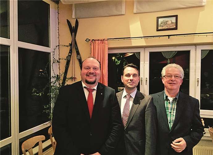 Ortsvereinsvorsitzender Thorsten Schneider (v.li.) Staatssekretär Davis Langner und der stv. Vorsitzende Manfred Bastian. privat