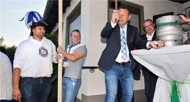 Ortsvorsteher Alexander Albrecht beim Fassanstich.Fotos: RASCH