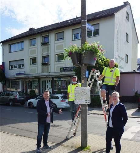 Ortsvorsteher Alexander Albrecht (links) und Anne Retterath von der Stadt Sinzig zeigten sich begeistert von dem neuen Blumenschmuck.
