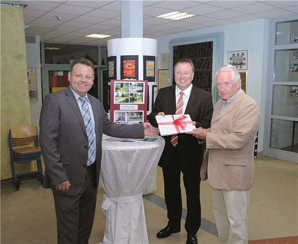 Ortsvorsteher Alexander Albrecht und Helmut Weber hatten 1320 Unterschriften für den Erhalt des Namenszusatzes gesammelt.