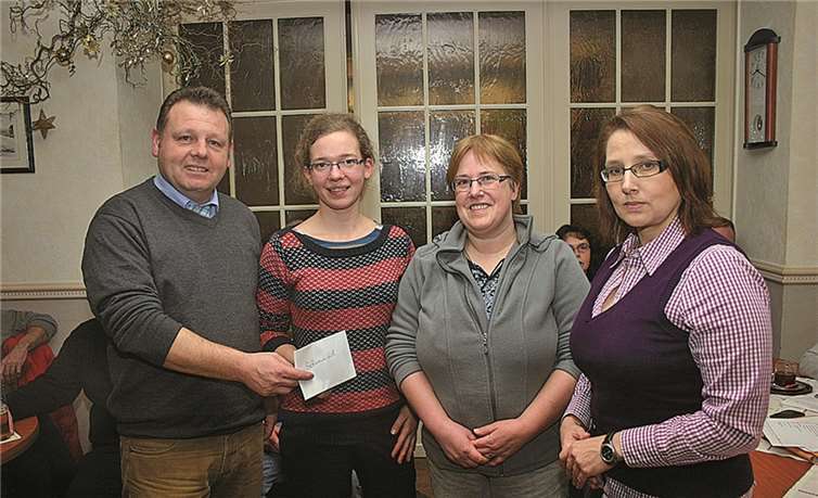 Ortsvorsteher Alexander Albrecht und Stellvertreterin Cora Blechem überreichten den Scheck an Martina Weiland und Christina Bliss. RÜ