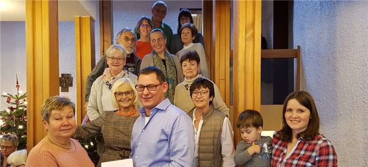 Ortsvorsteher Axel Blumenstein übergab die Zuwendung des Ortsbeirats an die Vertreterinnen der KFD Kripp. Foto: privat