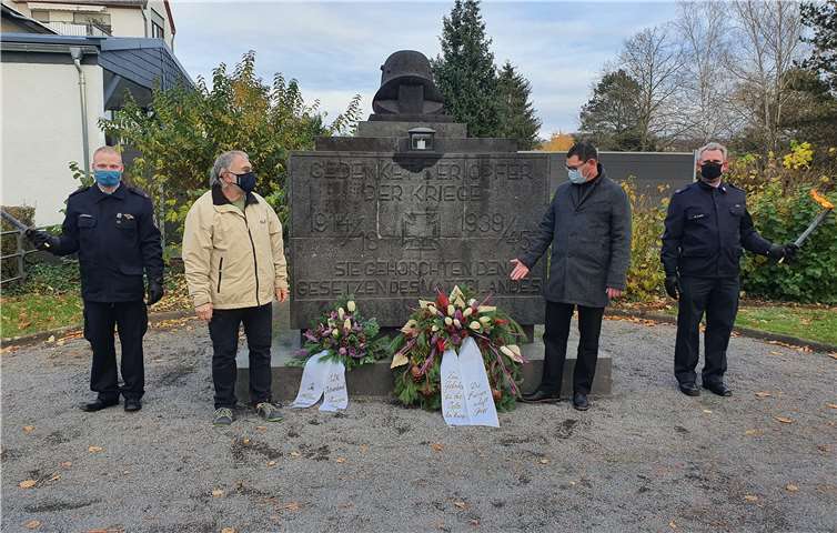 Ortsvorsteher Axel Blumenstein und sein Stellvertreter Jörg Dargel legten am Ehrenmal des Kripper Friedhofs stellvertretend für die Kripper Bürgerschaft einen Kranz zur Gefallenenehrung nieder.Foto: privat