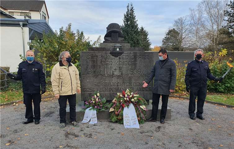 Ortsvorsteher Axel Blumenstein und sein Stellvertreter Jörg Dargel legten am Ehrenmal des Kripper Friedhofs stellvertretend für die Kripper Bürgerschaft einen Kranz zur Gefallenenehrung nieder.Quelle: Ortsbeirat Kripp